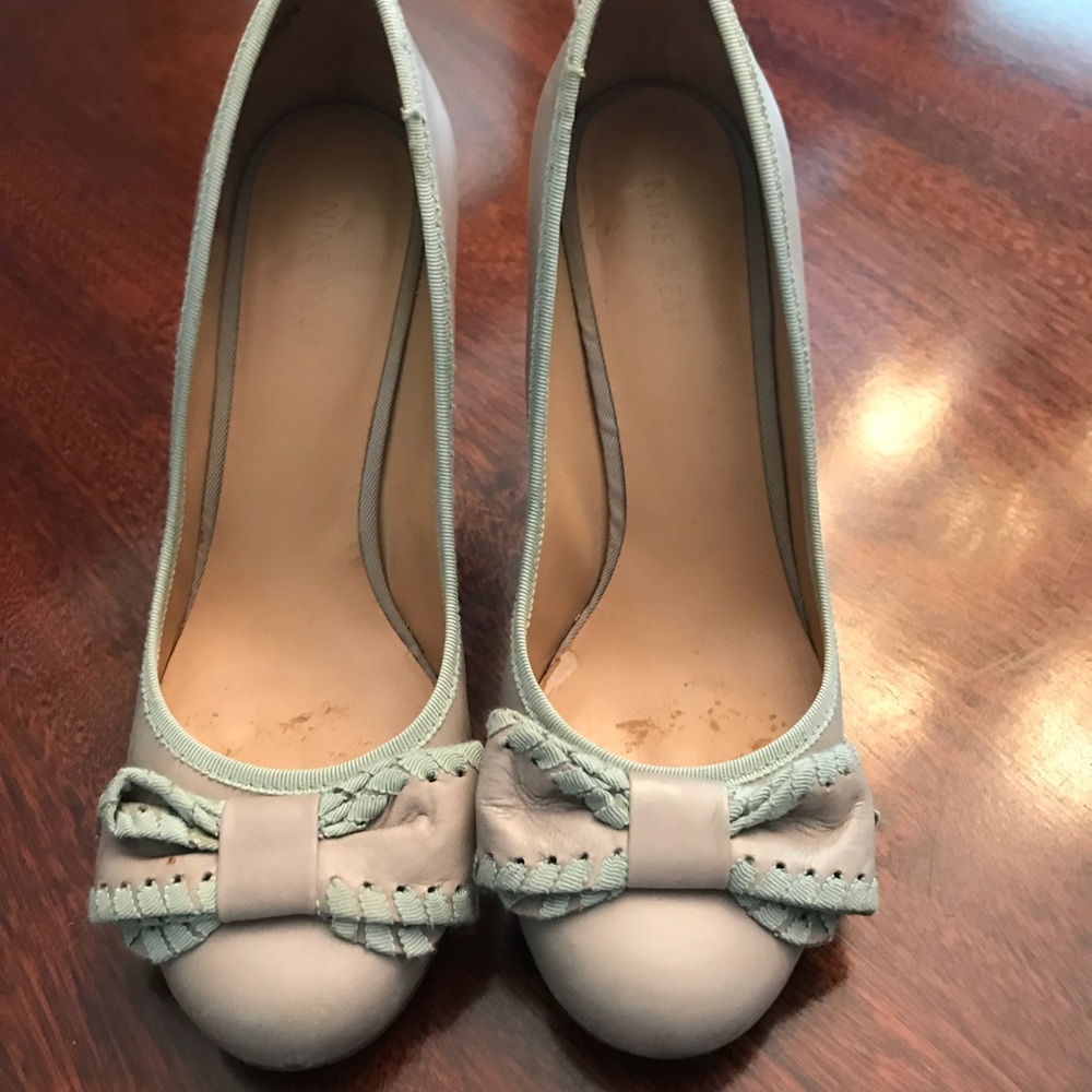 Pumps with bow